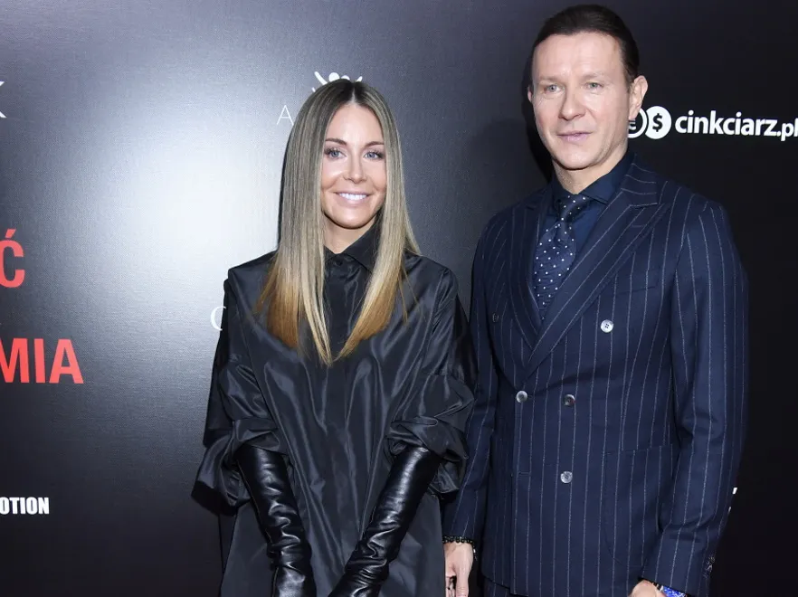 Zabiegany dzień u Majdanów: Radosław przebrany za sztabkę złota, a fani wytykają brudne auto i wulgarne gesty... FOTO