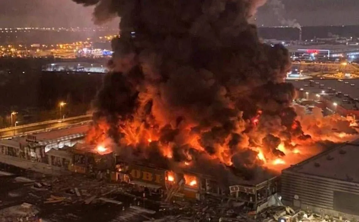 Ugaszono pożar w Chimkach pod Moskwą. Płonął były sklep OBI [NAGRANIE]