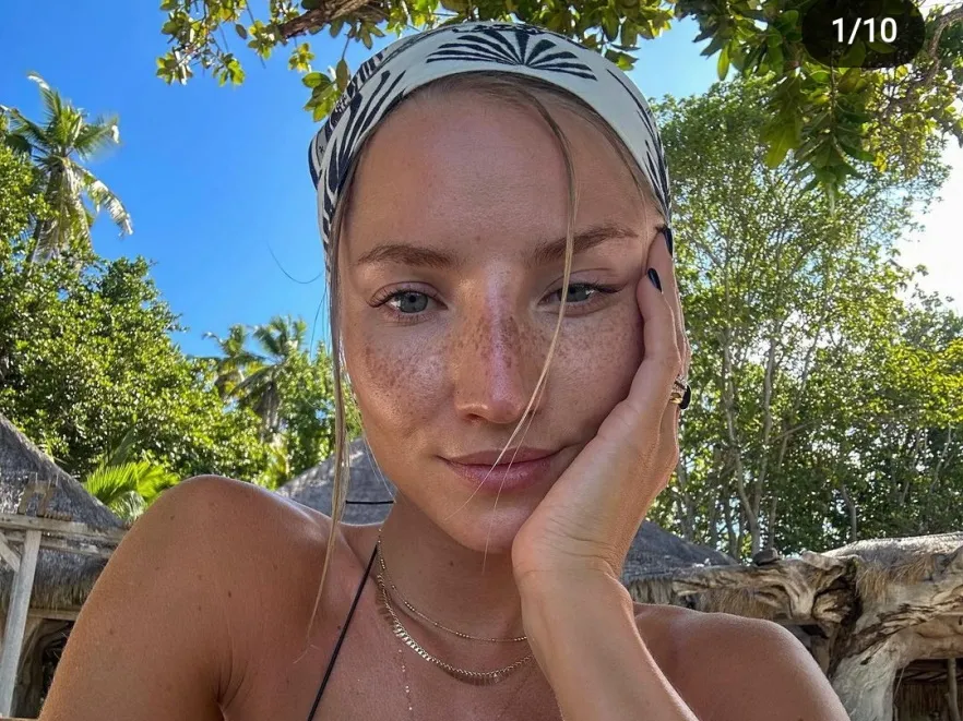 "Jejku, cudownie". Partnerka Arka Milika i jej ledwo widoczne bikini obiektem zachwytu internautów [FOTO]