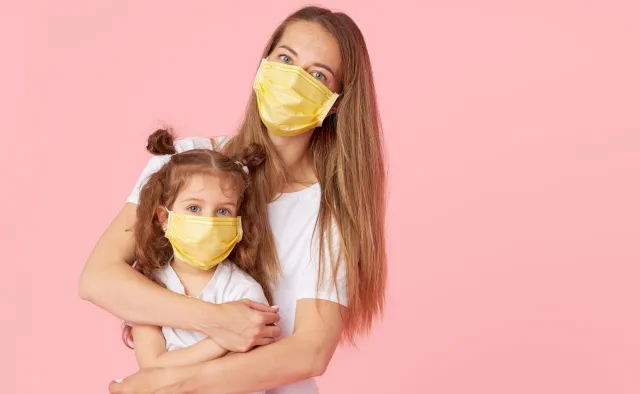 Letnia fala zakażeń koronawirusem to skutek... WYWIAD z ekspertem