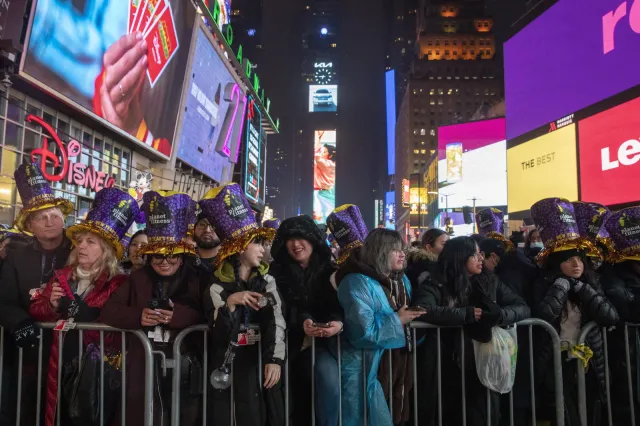 Mężczyzna zaatakował maczetą na Times Square. Trzej policjanci zostali ranni