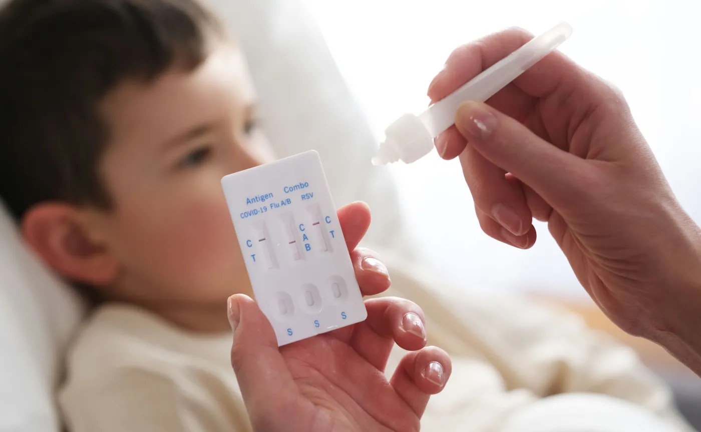 Test combo. Jak działa test na grypę, koronawirusa i RSV? Jak odróżnić te wirusy?