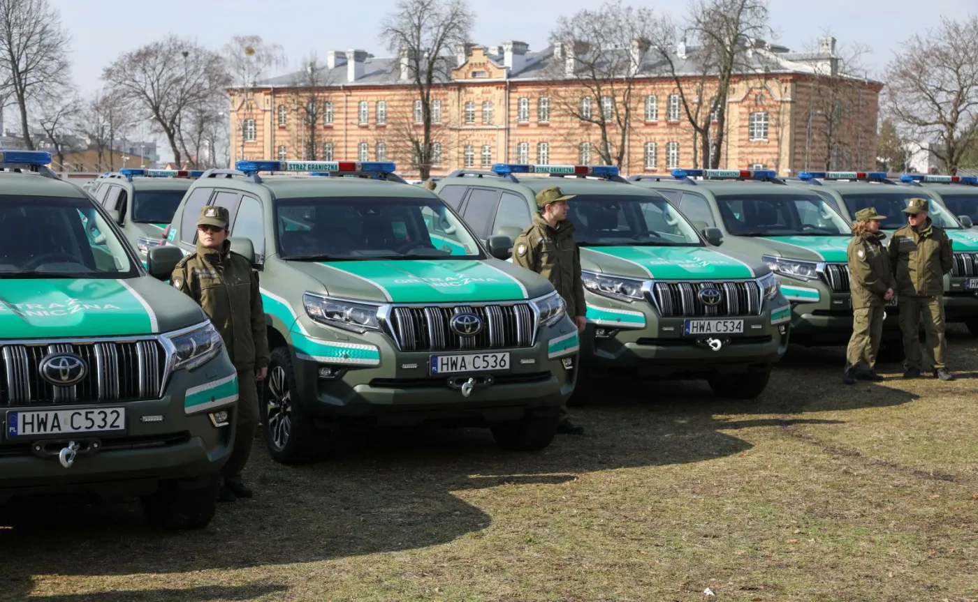 toyota-land-cruiser-w-strazy-granicznej-37744981.jpg