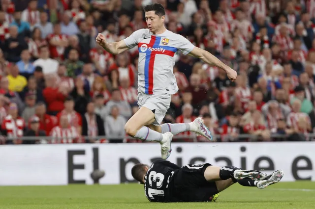 Lewandowski wrócił do gry. Szczęśliwa wygrana Barcelony [WIDEO]