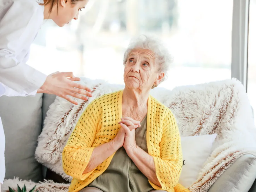 "Dobrze jej tak, bo była złą matką". Eksperta o różnych obliczach przemocy wobec starszych