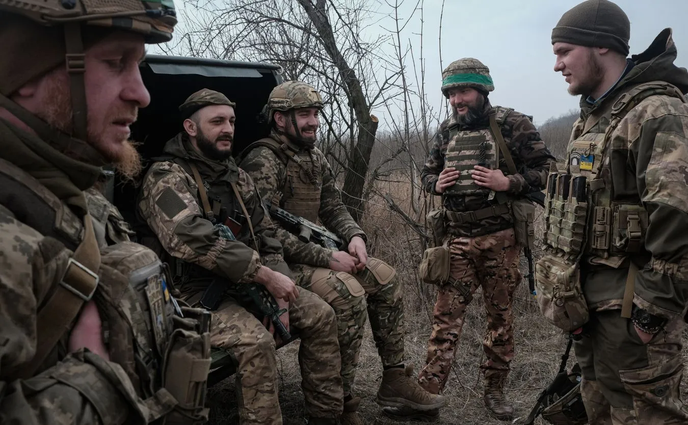 Siły ukraińskie w pobliżu miasta frontowego Bachmut, wschodnia Ukraina