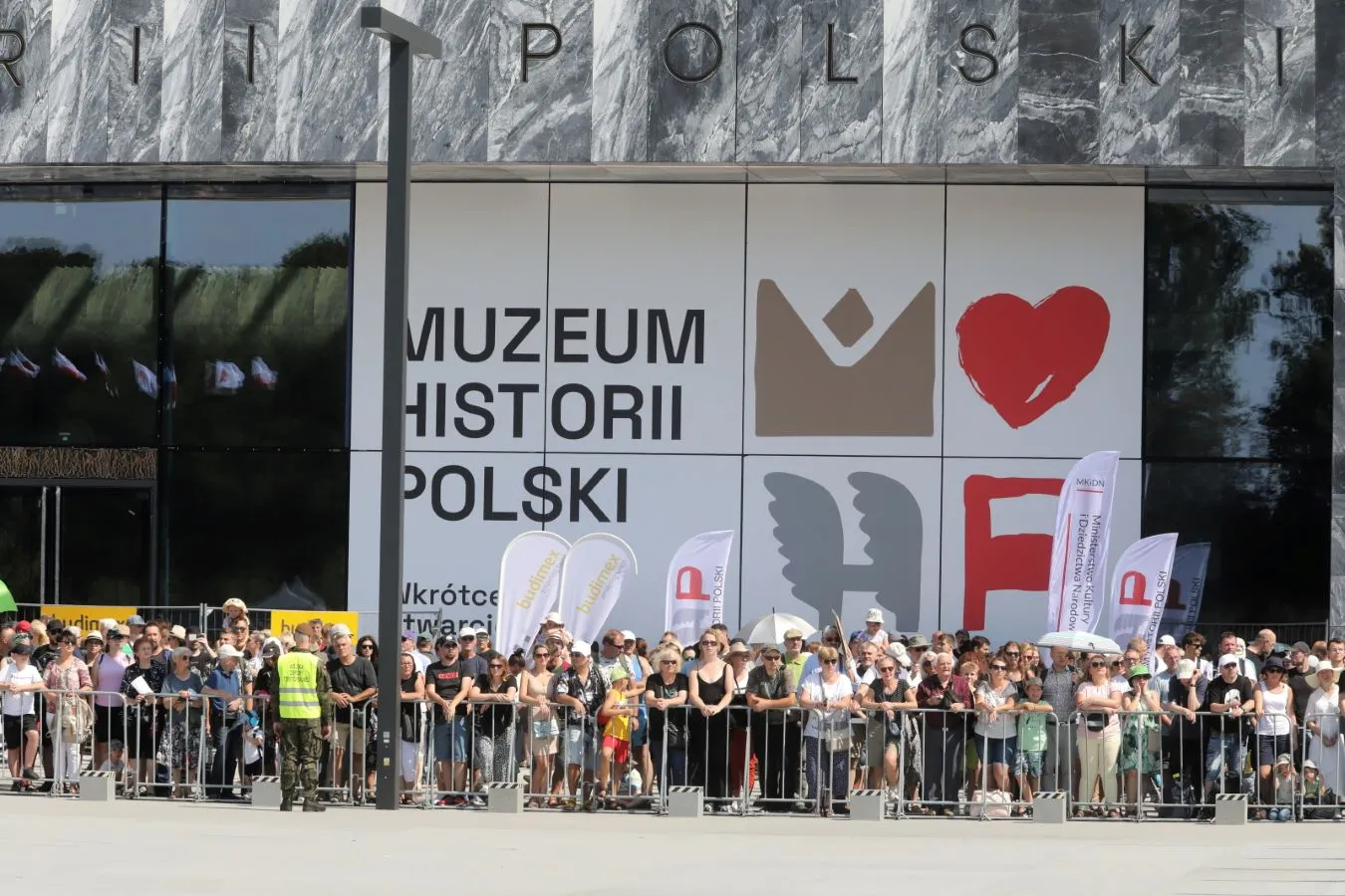 publicznosc-podczas-uroczystego-otwarcia-nowej-siedziby-muzeum-wojska-polskiego-37889954.jpg