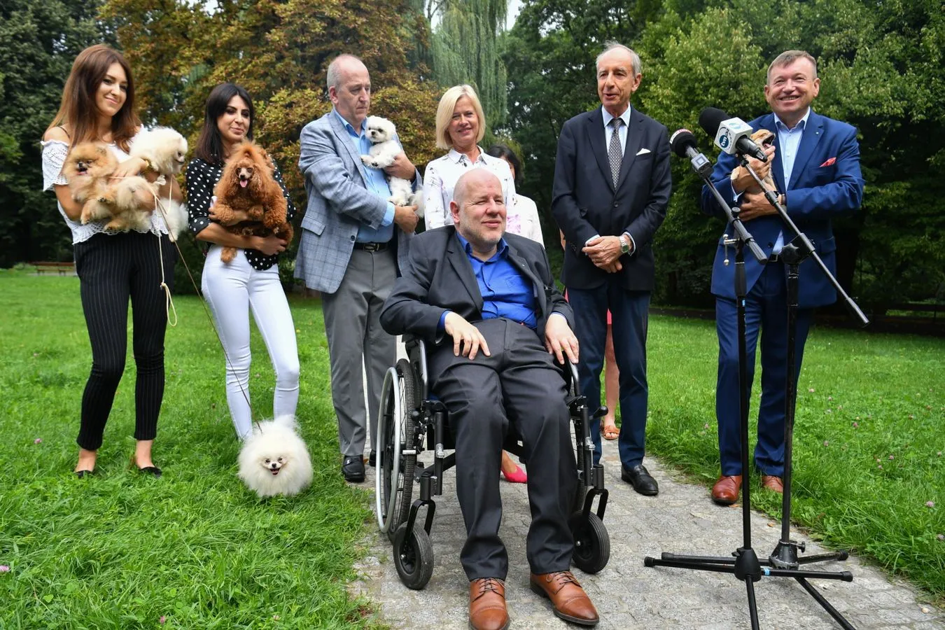 "Polacy nie są idiotami i na Konfederację nie będą głosować. Psów również jeść nie będą"