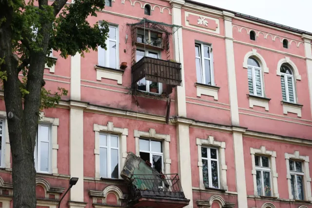 Z budynku oderwał się balkon. Nie żyje kobieta