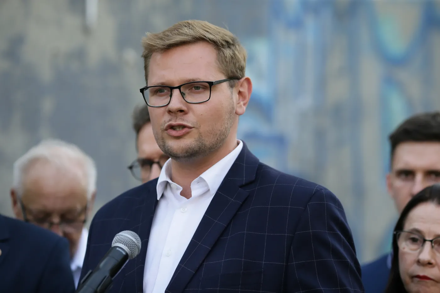 Afera wizowa. Michał Woś zrzuca odpowiedzialność na Platformę Obywatelską. "Niepokoi, co działacze PO tam robili"