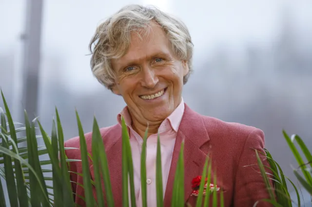 Jezioro, 120-letni dom i lampy. Tak mieszka ulubiony botanik Polaków [FOTO]