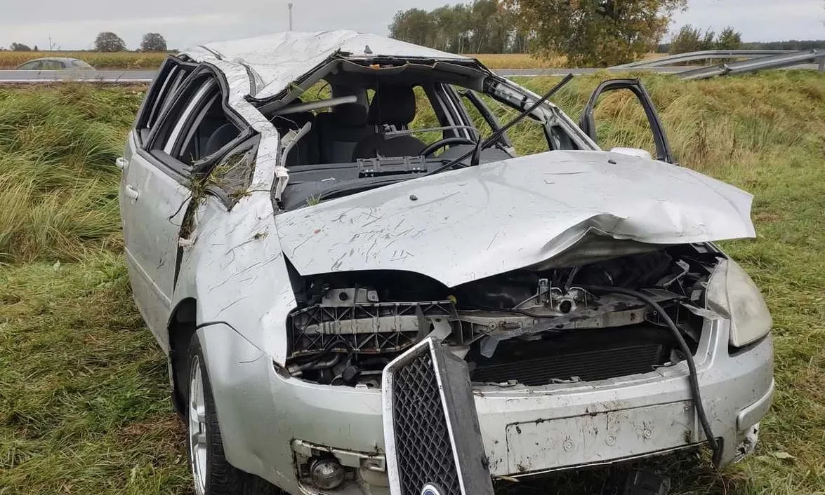 Dachował na krajówce, zrzucił winę na zwierzynę. Powód mógł być zupełnie inny