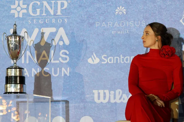 I wtedy weszła ona... Cała na czerwono. Iga Świątek jakiej jeszcze nie widziałeś [FOTO]