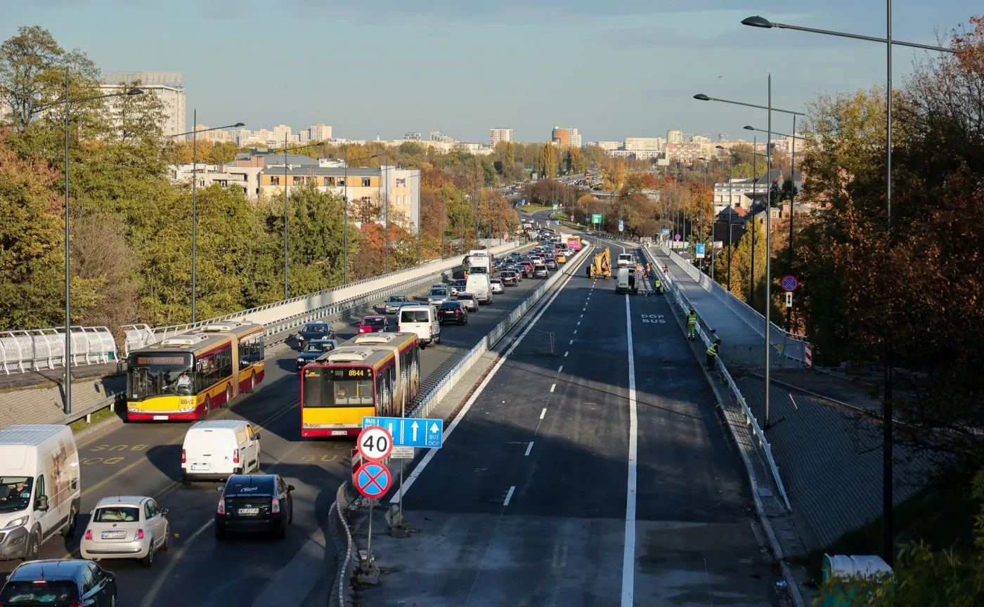 Dziś otworzą w Warszawie wiadukt Trasy Łazienkowskiej. Kierowcy już kpią