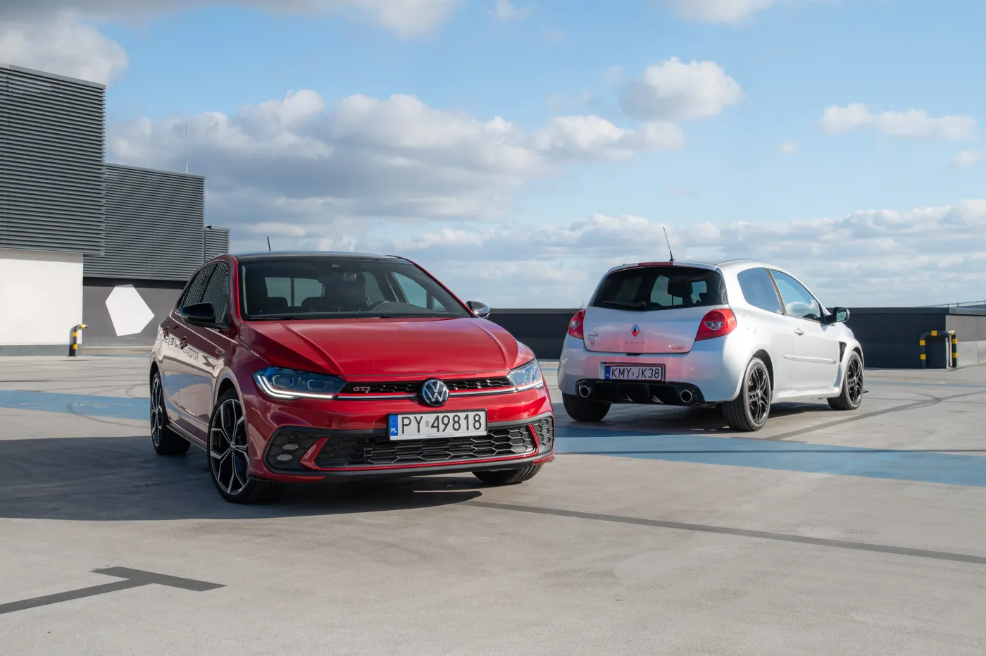 Volkswagen Polo GTI: fajny, szybki, ale ciut za grzeczny? Czy pokona "stare" Clio R.S.? [TEST]