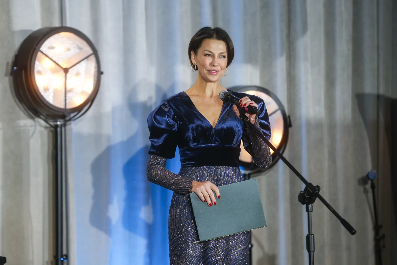 Zimowe memy z Anną Popek w kostiumie kąpielowym. "Najważniejsze, że szalik jest" [FOTO]