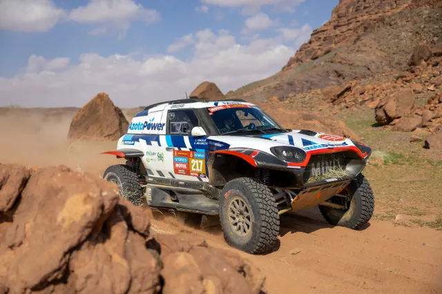 Rajd Dakar. Pech Hołowczyca na 2. etapie. Polski kierowca uderzył w głaz