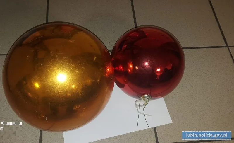 Lubin. Dla ukochanej ukradł dwie bombki. Teraz zakochani odpowiedzą przed sądem