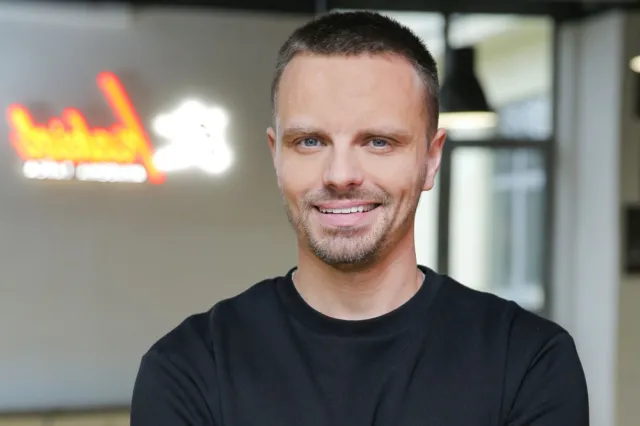 Marcin Hakiel wraca do telewizji. Ten program zapewnił mu wielką popularność