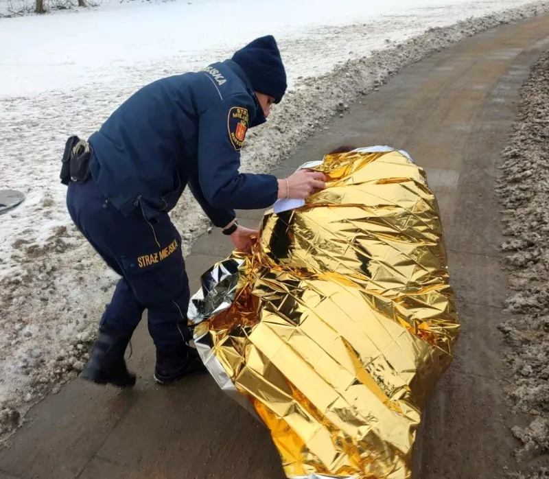Warszawa: Kobieta dwie godziny leżała w śniegu. Nikt nie chciał jej pomóc