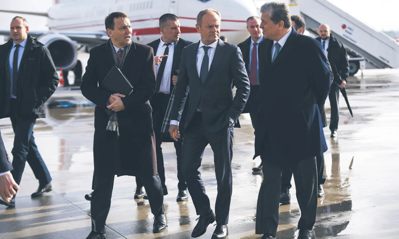 Wizyta w Paryżu i Berlinie.  Tusk próbował upiec kilka pieczeni na jednym ogniu