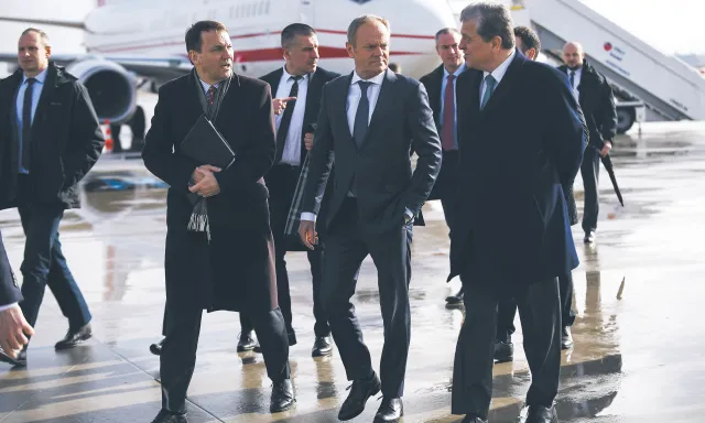 Wizyta w Paryżu i Berlinie.  Tusk próbował upiec kilka pieczeni na jednym ogniu