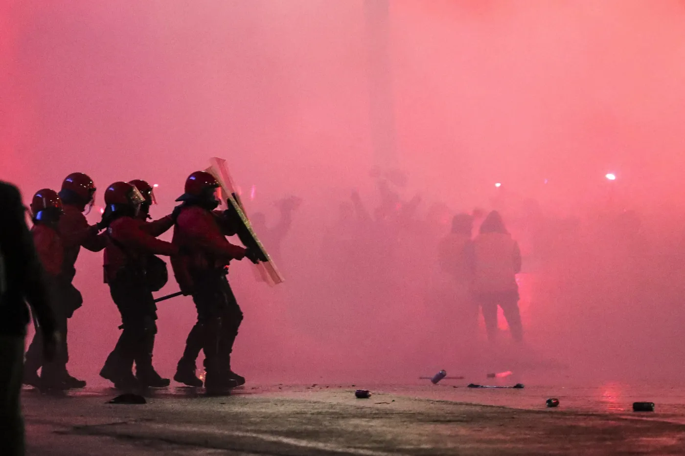 Kibice Athletic i Atletico wzięli się za łby. Bójki przed i w trakcie półfinału Pucharu Hiszpanii [WIDEO]