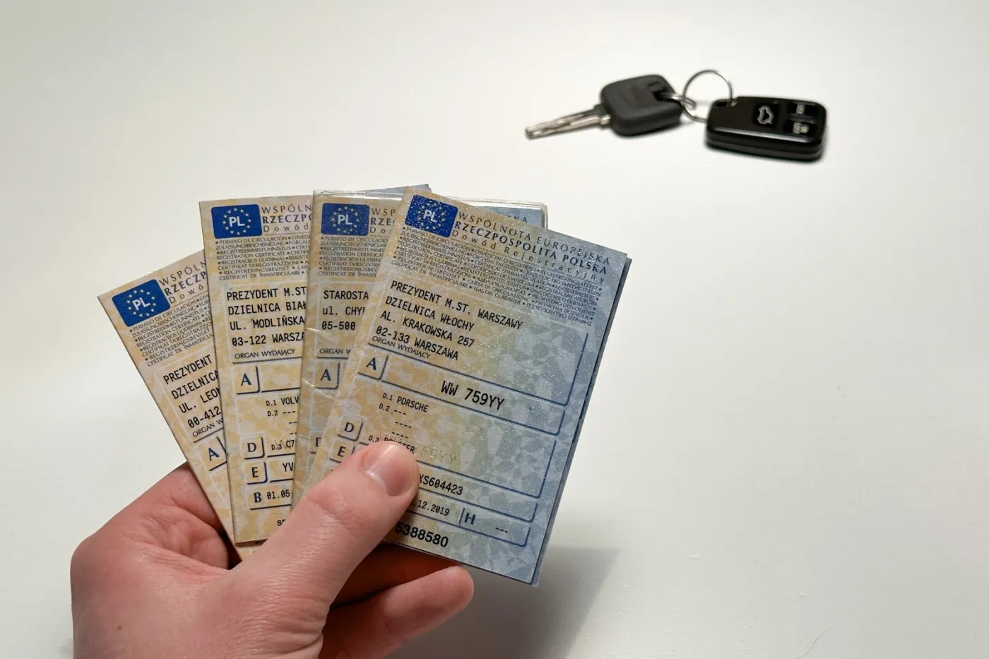 dowod-rejestracyjny-polisa-oc-kluczyki-38029503.jpg