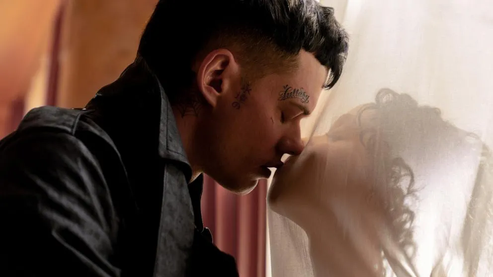 Bill Skarsgård i FKA twigs w filmie "Kruk"