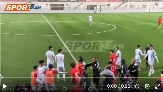 Selekcjoner reprezentacji spoliczkował na boisku dwóch piłkarzy [WIDEO]