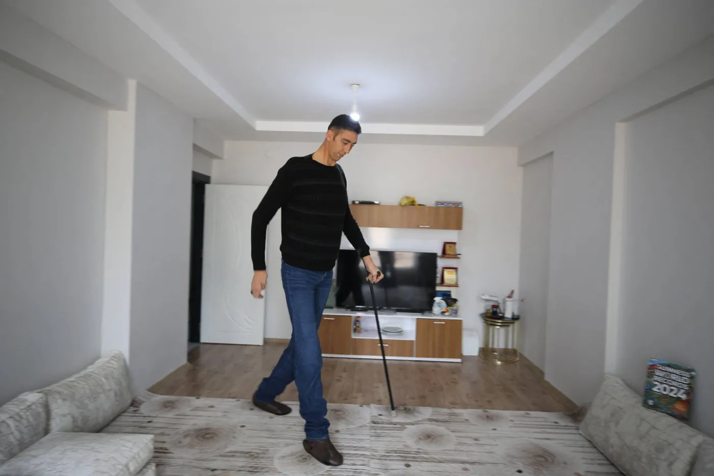 Parasolka i szyberdach. Tak prowadzi samochód najwyższy człowiek świata [WIDEO]