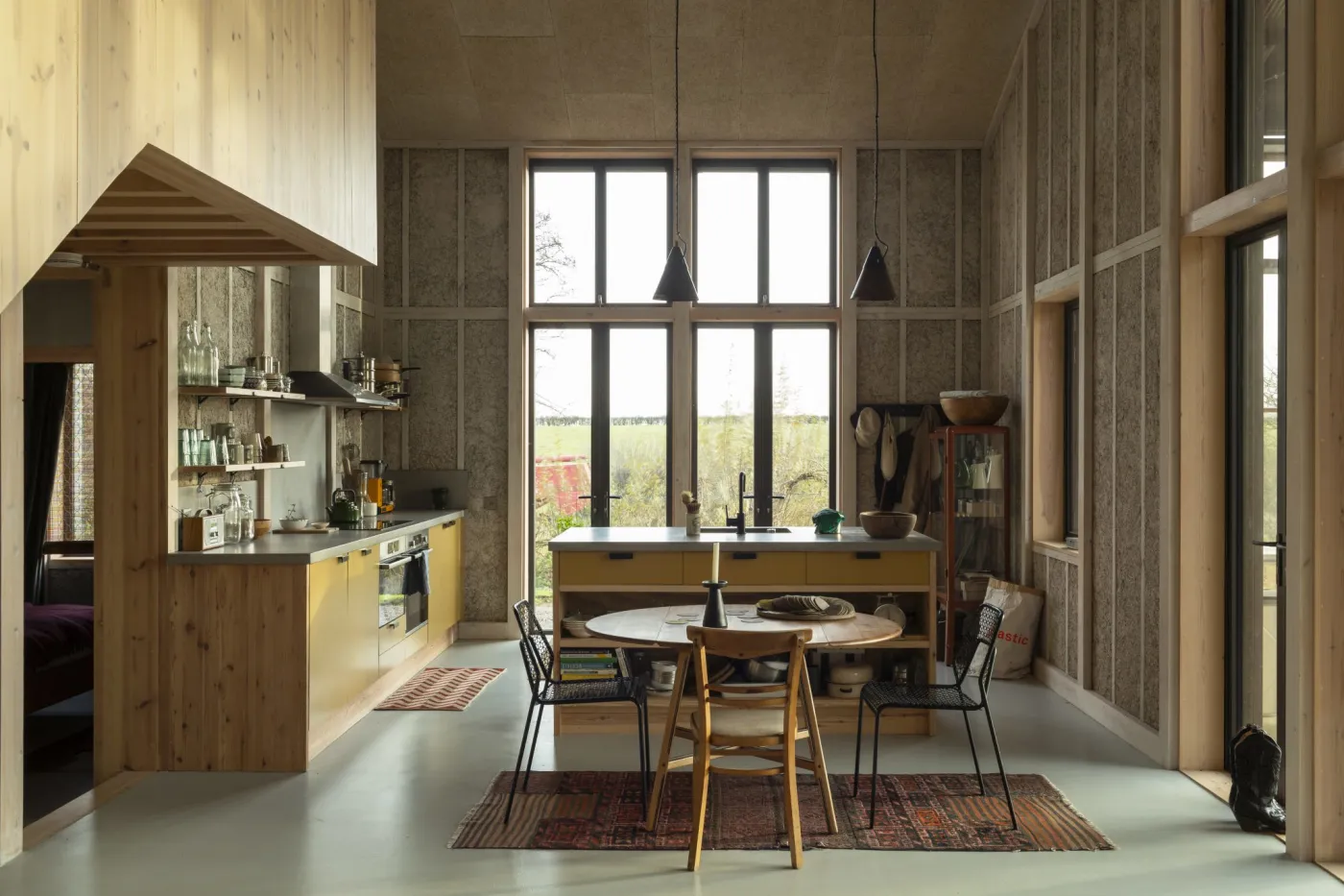 Flat House, Margent Farm, Wielka Brytania – wnętrze domu z paneli drewniano-konopnych