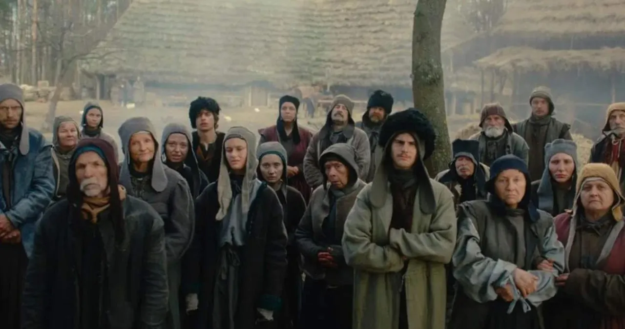 Statyści w roli chłopów w serialu "1670"