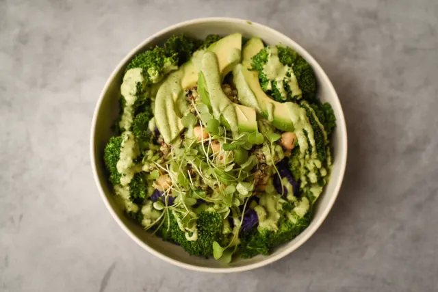 Sałatka "zielona bogini" to przebój w sieci. Pyszna i chrupiąca. Tak robi ją Jasiek Kuroń