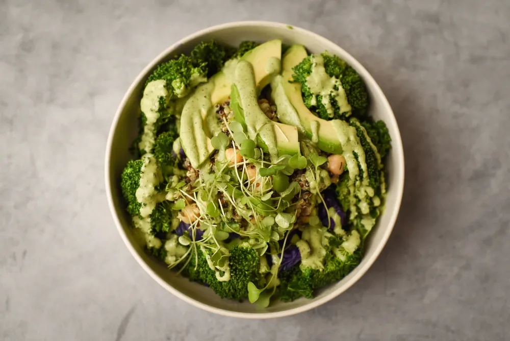 Sałatka "zielona bogini" to przebój w sieci. Pyszna i chrupiąca. Tak robi ją Jasiek Kuroń