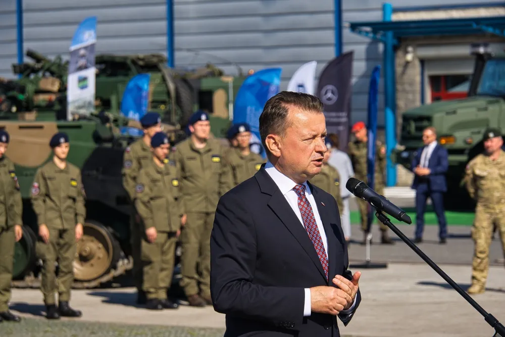 "Przecięcie wstęgi nie czyni z pana bohatera". Błaszczak zirytowany wpisem nowego ministra