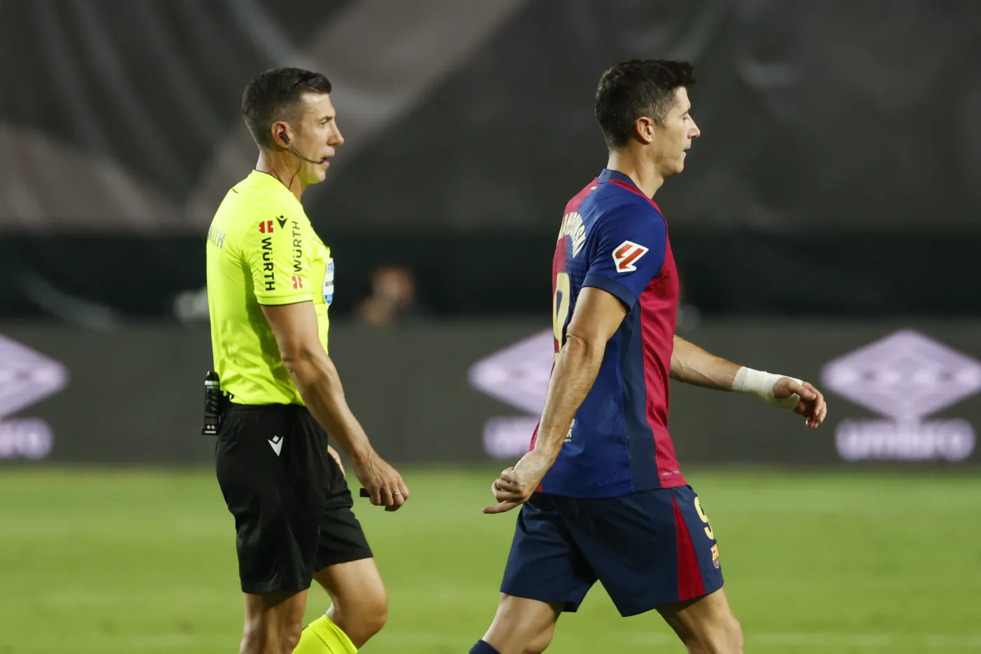 robert-lewandowski-i-sedzia-soto-grado-38277472.jpg