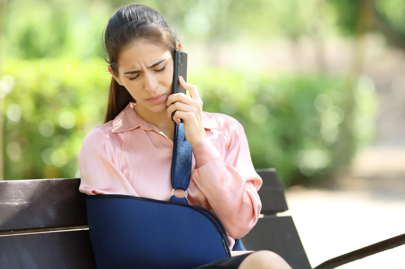 Urlop a zwolnienie chorobowe Sad,Convalescent,Woman,Talking,On,Phone,Sitting,In,A,Bench