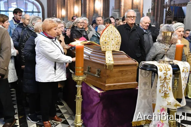 Pogrzeb arcybiskupa Edwarda Ozorowskiego. Duchownego żegnają tłumy [ZDJĘCIA]