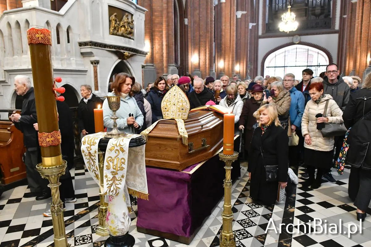 pogrzeb-arcybiskupa-edwarda-ozorowskiego-38317207.jpg