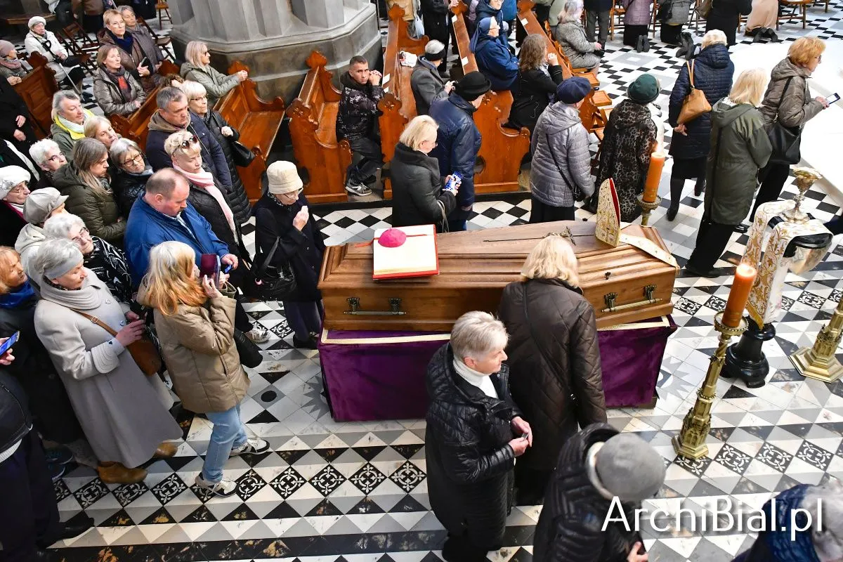 pogrzeb-arcybiskupa-edwarda-ozorowskiego-38317212.jpg