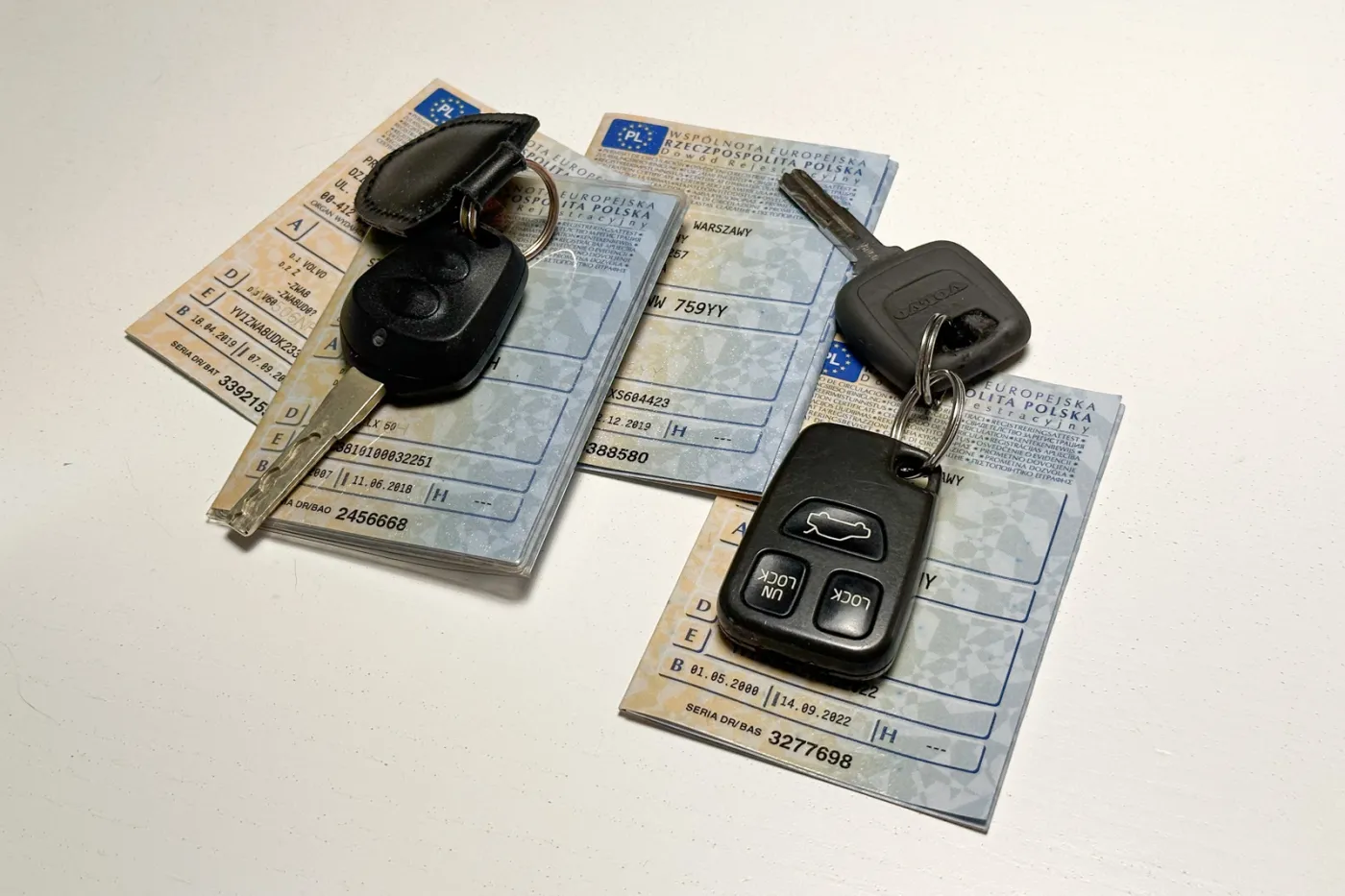 dowod-rejestracyjny-polisa-oc-kluczyki-38029500.jpg