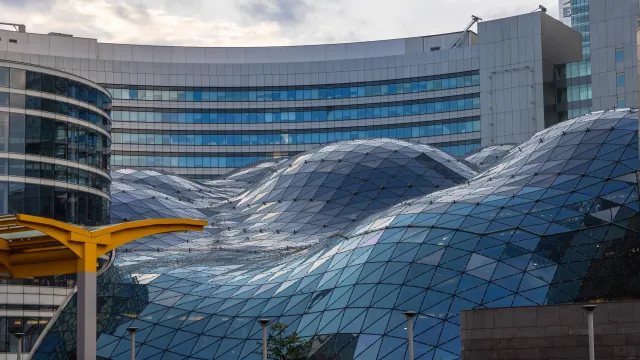 Pobicie starszej kobiety w Złotych Tarasach. Podejrzany w rękach policji