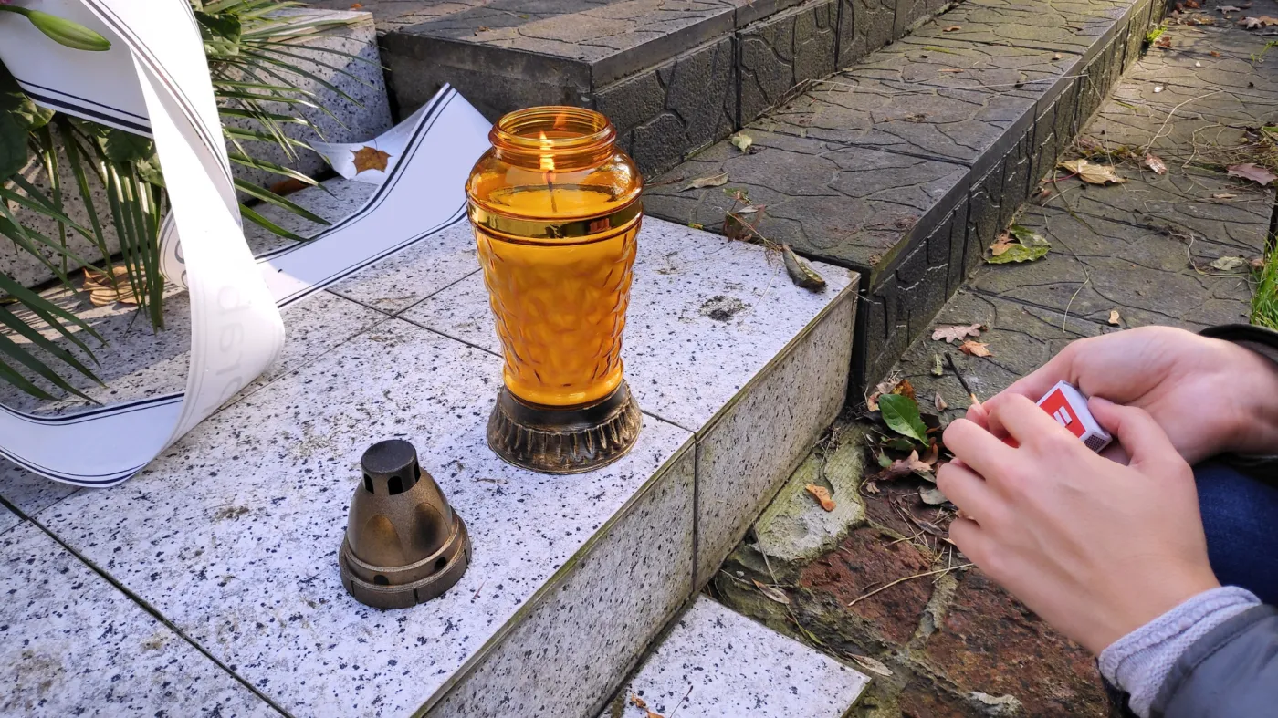 Ksiądz ostro o rewii mody na cmentarzach. Wytyka Polakom jedno