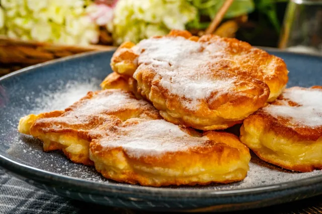 Racuszki z jabłkami na ciepłe, błyskawiczne śniadanie. Ten przepis z babcinego zeszytu czaruje prostotą