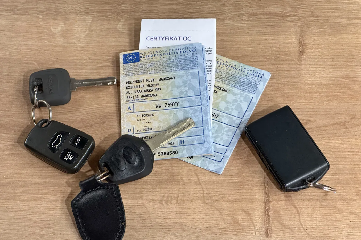 dowod-rejestracyjny-polisa-oc-kluczyki-38029523.jpg