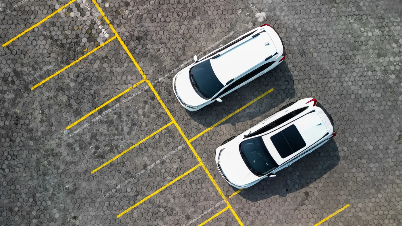 Mniej miejsc postojowych? Nowe przepisy mogą pogłębić parkingowy chaos w miastach