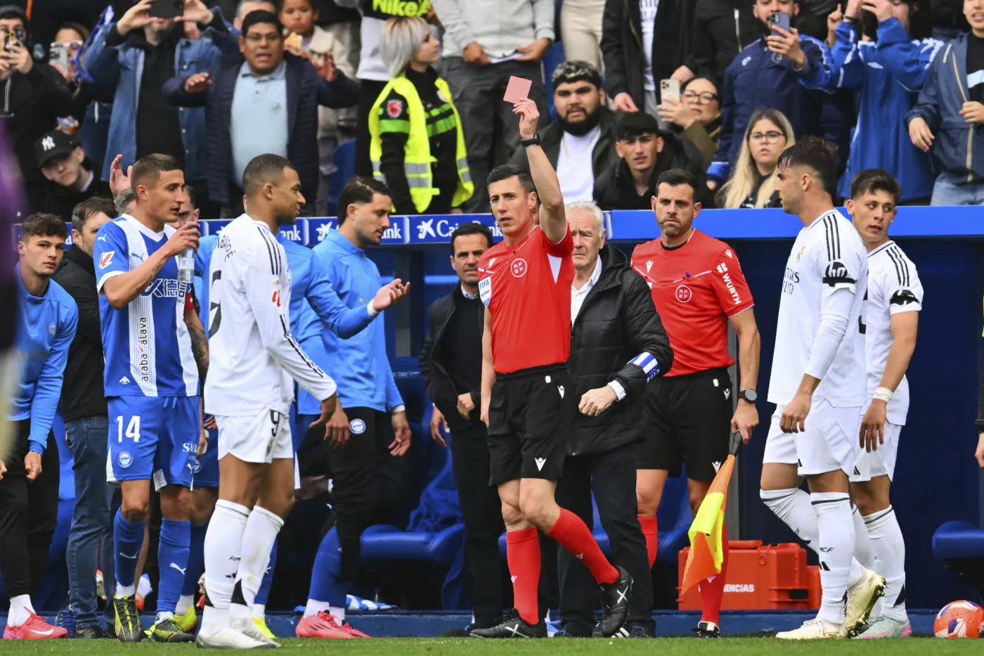 Kylian Mbappe boiskowym bandytą. Ten faul mógł zakończyć karierę piłkarza Alaves