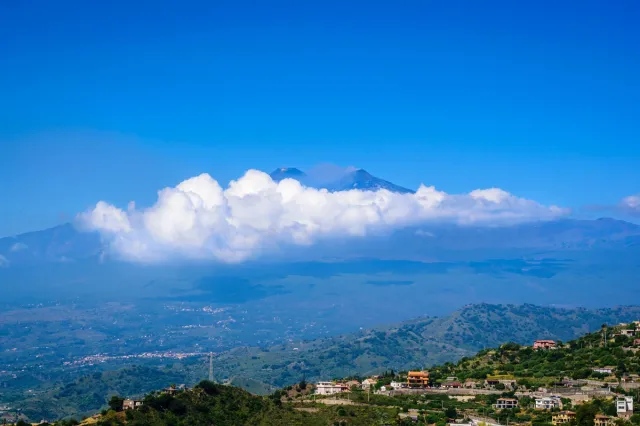 Trzęsienie ziemi na Krecie i w Turcji. Erupcja wulkanu Etna na Sycylii