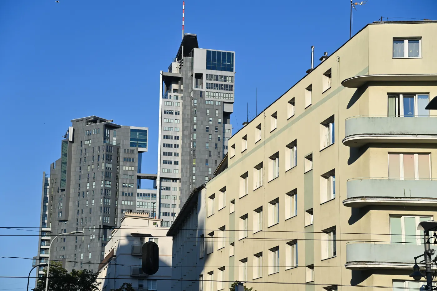 Agresywni turyści i prostytutki w windach. Szokujące relacje z wieżowca w Gdyni